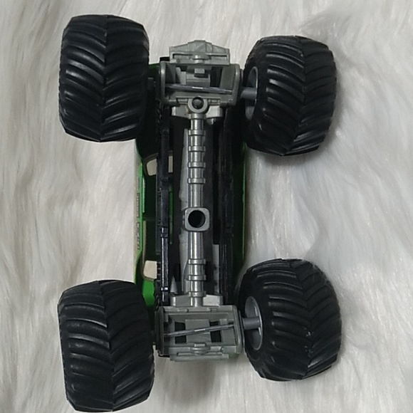 Monster Jam Avenger Hot Wheels Monster Truck Scale 1/24 Lucas Oil Products - Picture 13 of 14